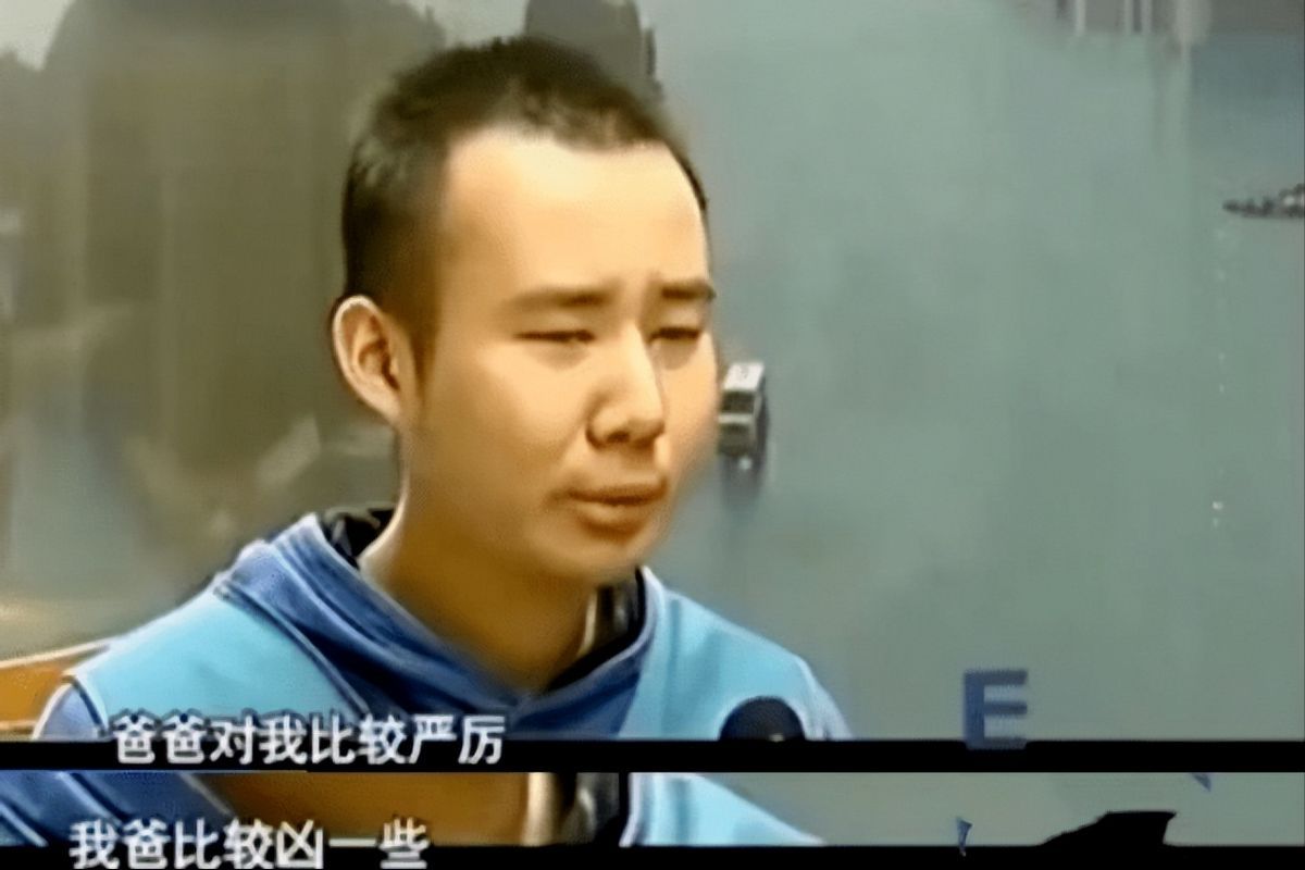 药家鑫是谁（2011年，药家鑫被执行死刑前的照片，他穿着格子短袖，双眼无神）(图6)