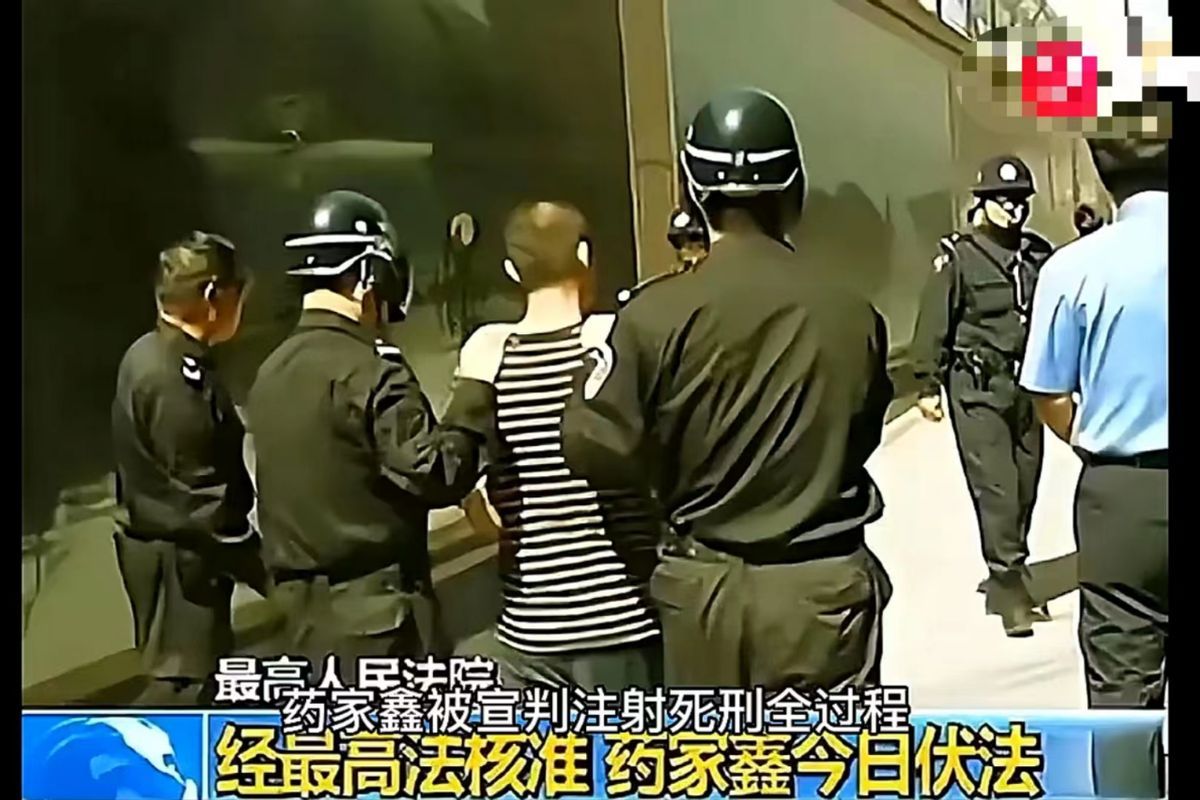 药家鑫是谁（2011年，药家鑫被执行死刑前的照片，他穿着格子短袖，双眼无神）(图8)