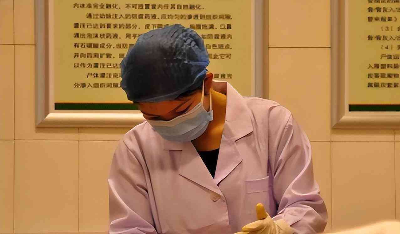 为什么不能摸死人的手（为何不能用手触摸逝者遗体?入殓师：跟恐惧无关，就算亲人也不行）(图2)