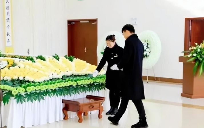 为什么不能摸死人的手（为何不能用手触摸逝者遗体?入殓师：跟恐惧无关，就算亲人也不行）(图15)