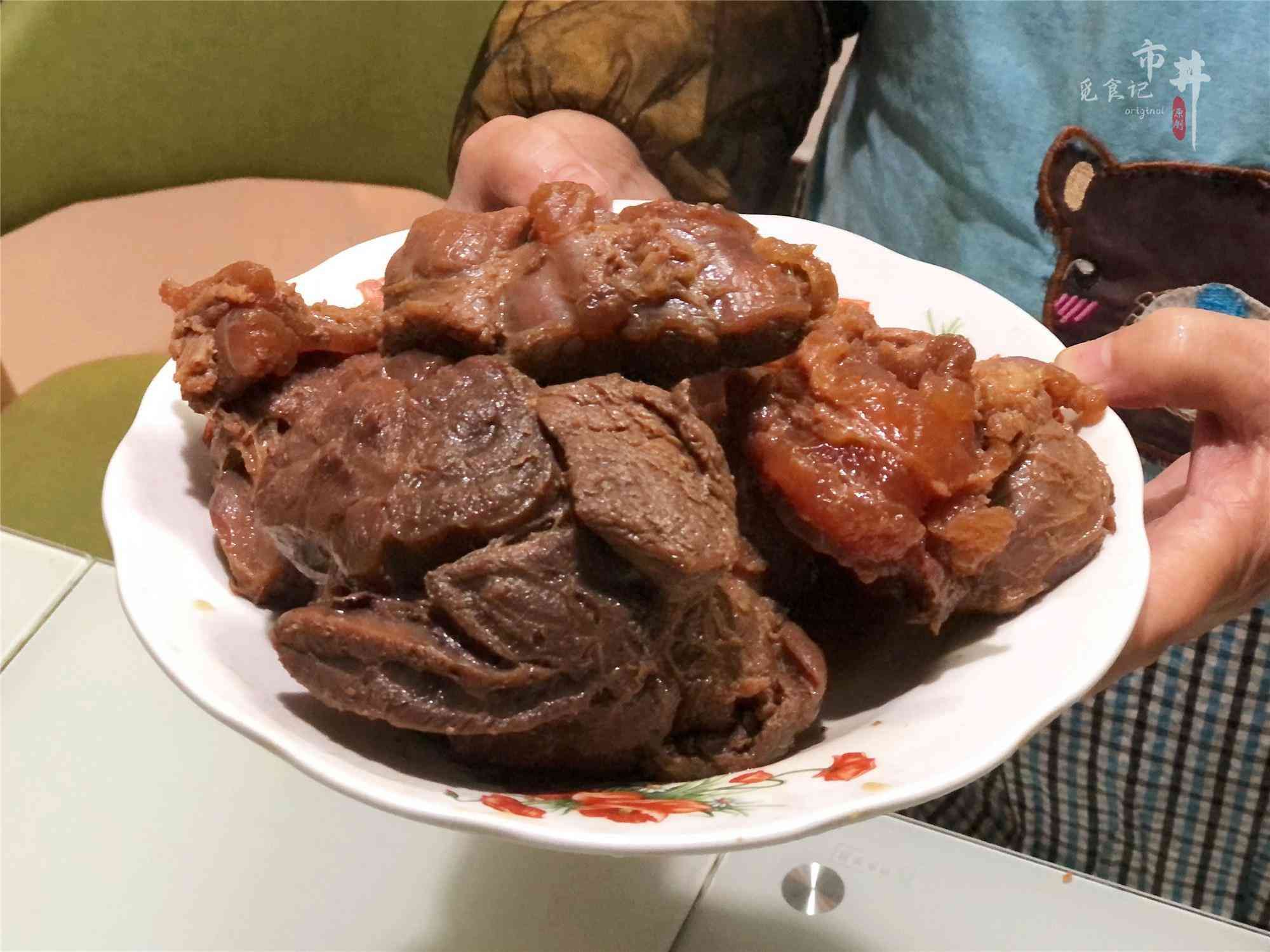 煮牛肉放什么调料好吃（妈妈最拿手的卤牛肉，只用4种调味料，超简单，味道不比饭店差）(图2)