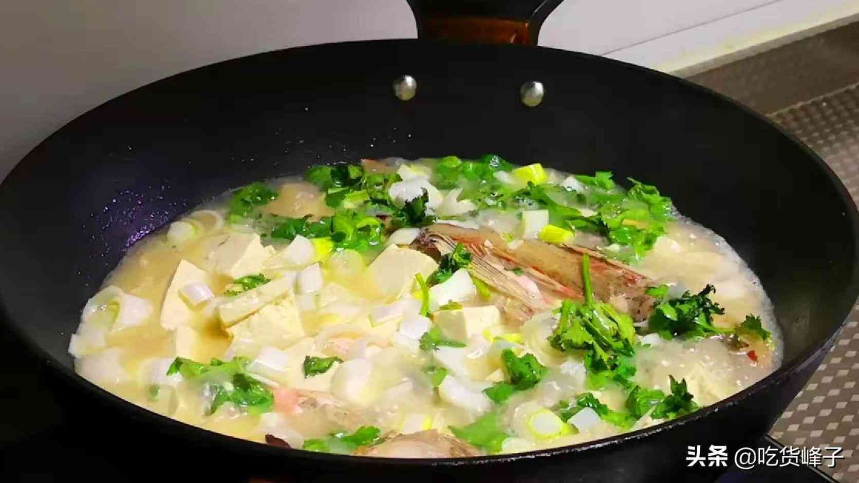 家常鱼炖豆腐怎么炖好吃（豆腐炖鱼这样做太好吃了，鱼肉鲜嫩，鱼汤奶白，一家三口吃撑了）(图6)