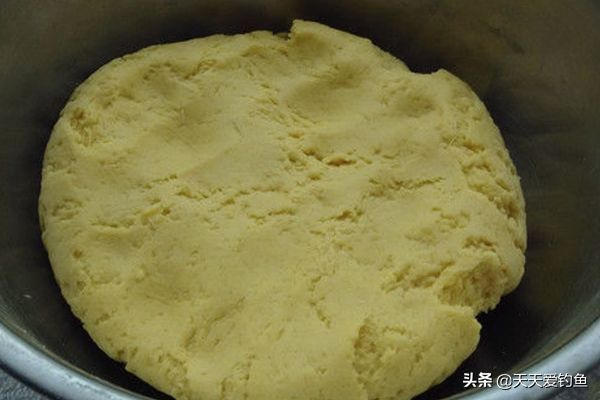 钓鲤鱼饵料配方（四款民间钓鲤鱼自制饵料配方，取材随意制作简单，比商品饵效果好）(图2)