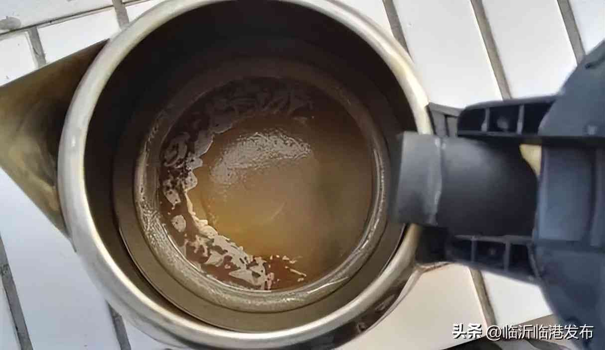 水壶水垢如何去除（水壶里撒一点这个，水垢自动往下掉，简单快速，太实用了）(图2)